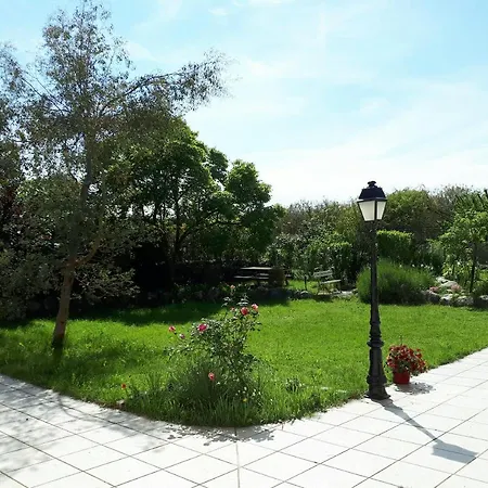 D'hotes La Noyeraie Bed & Breakfast Izeron